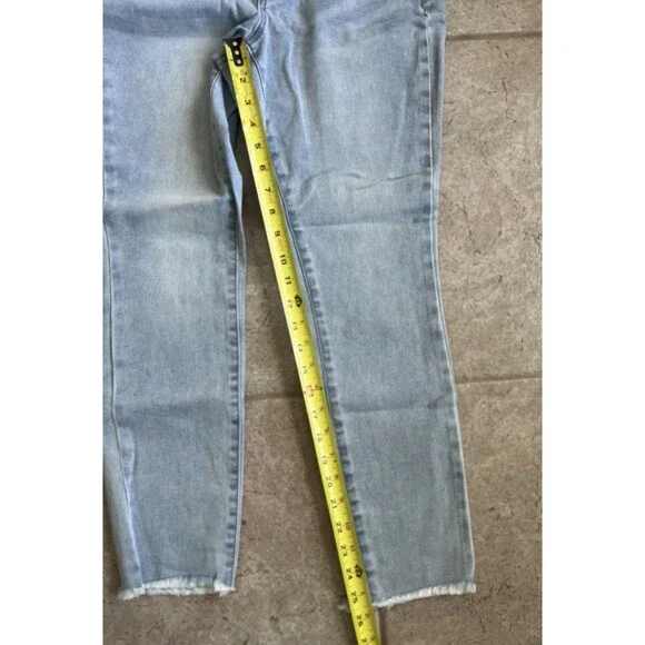 Wonderly Sz. 4 NWT Skinny Mid Rise Cropped Jeans Frayed Hem - Picture 3 of 6